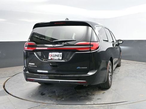 Used 2023 Chrysler Pacifica Touring-L FWD image 9