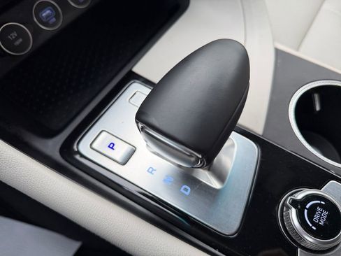 Used 2025 Genesis G70 2.5T image 22