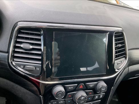 Used 2021 Jeep Grand Cherokee Laredo image 31