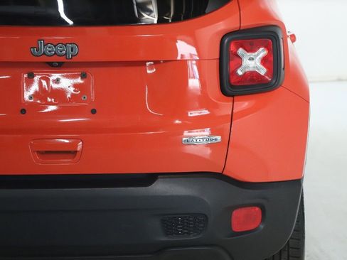 Used 2018 Jeep Renegade Latitude FWD image 42