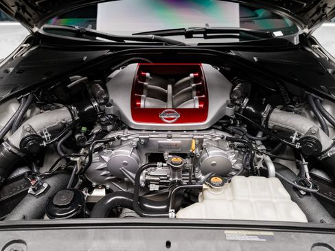 Used 2016 Nissan GT-R Premium AWD/4WD image 5