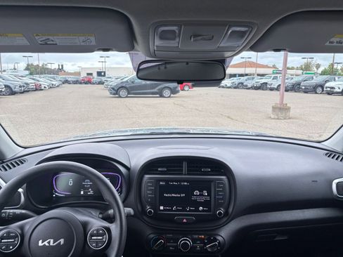 Used 2025 Kia Soul LX w/ LX Technology Package FWD image 33