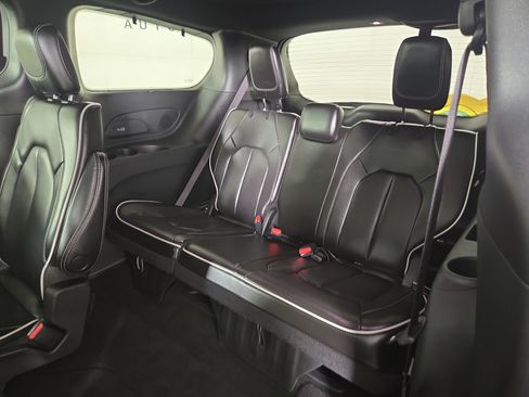 Certified 2023 Chrysler Pacifica Limited w/ S Appearance Package AWD/4WD image 14