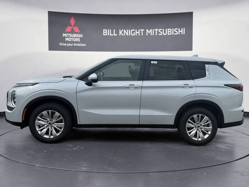 Used 2025 Mitsubishi Outlander ES AWD/4WD image 2
