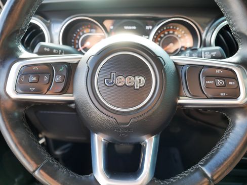 Used 2020 Jeep Wrangler Unlimited Sahara image 25