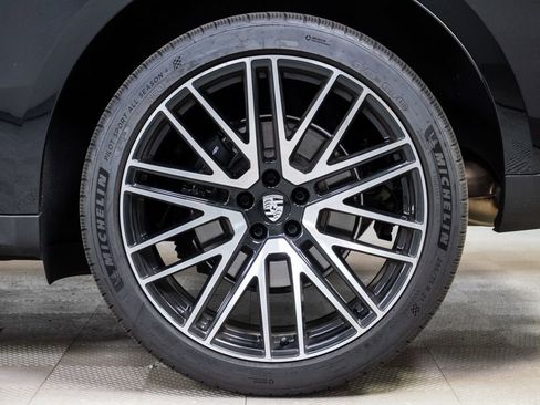 Certified 2025 Porsche Macan image 39