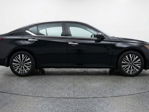 Used 2025 Nissan Altima 2.5 SV image 11