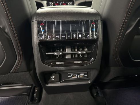 Used 2025 Jeep Grand Cherokee Summit AWD/4WD image 14