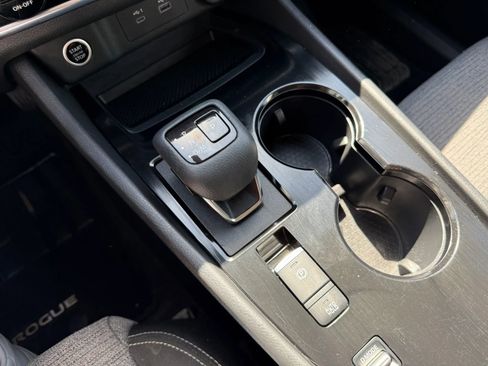 Used 2022 Nissan Rogue SV FWD image 19