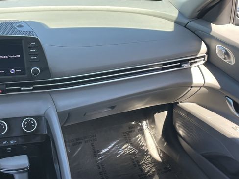 Used 2024 Hyundai Elantra SE image 17