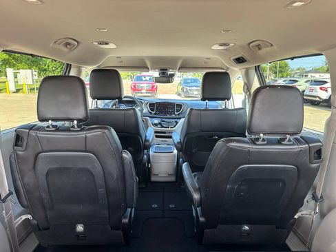 Used 2023 Chrysler Pacifica Touring-L FWD image 28