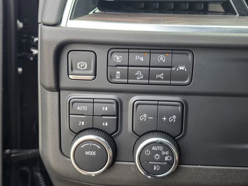 Used 2025 Chevrolet Suburban Z71 AWD/4WD image 23