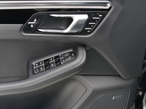 Certified 2025 Porsche Macan image 12