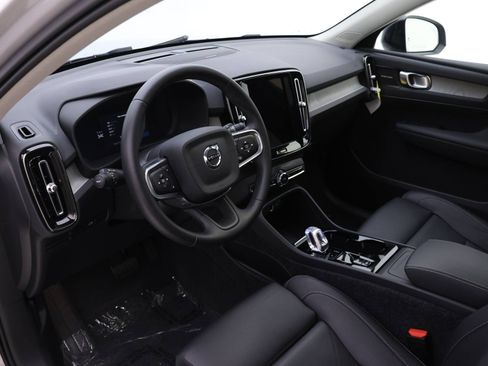 Certified 2025 Volvo XC40 B5 Plus w/ Protection Package Premier image 6