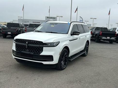 Used 2025 Lincoln Navigator Reserve w/ Jet Appearance Package image 8