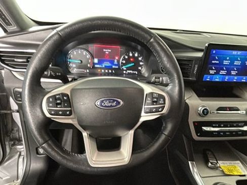 Used 2023 Ford Explorer XLT AWD/4WD image 15