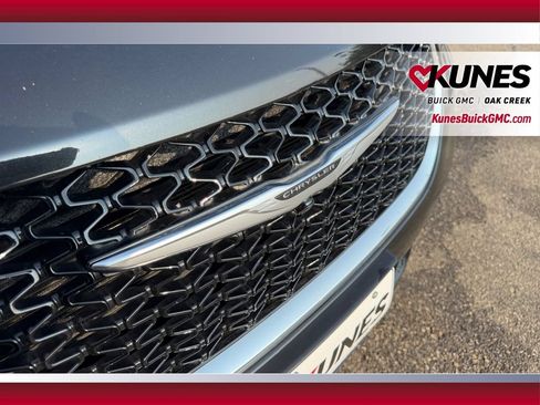 Used 2023 Chrysler Pacifica Touring-L FWD image 39