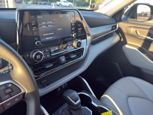 Used 2022 Toyota Highlander XLE AWD/4WD image 21