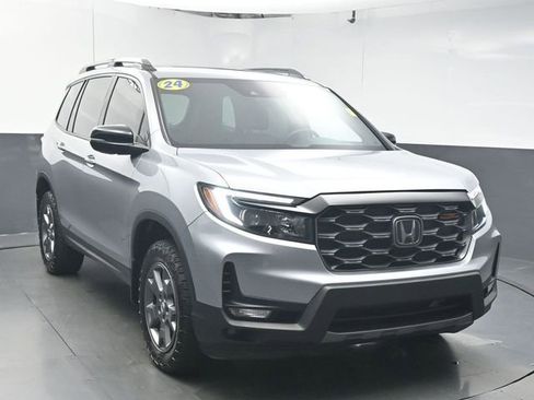 Used 2024 Honda Passport TrailSport image 2