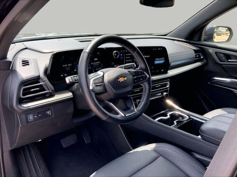 Used 2025 Chevrolet Traverse LT FWD image 17