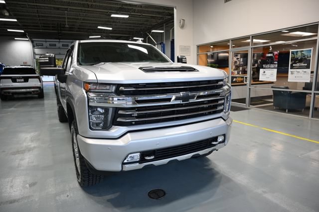 Used 2022 Chevrolet Silverado 2500 High Country w/ Technology Package AWD/4WD image 3