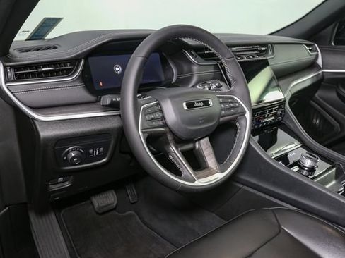 Used 2025 Jeep Grand Cherokee Limited AWD/4WD image 23