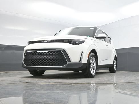 Used 2025 Kia Soul LX w/ LX Technology Package FWD image 33