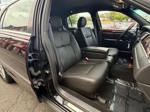 Used 2009 Lincoln Town Car Signature Limited RWD image 16