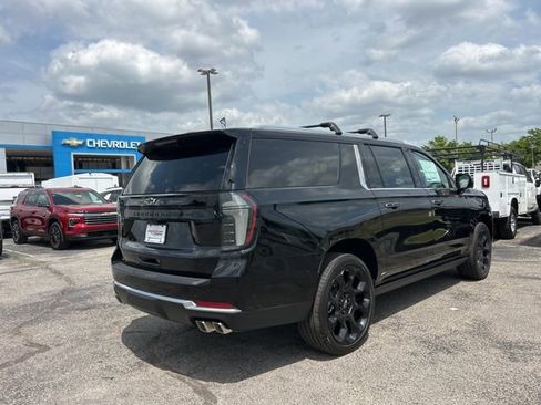 New 2026 Chevrolet Suburban High Country AWD/4WD image 3