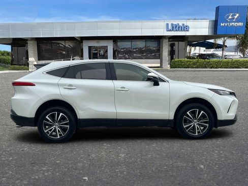 Used 2022 Toyota Venza LE image 9