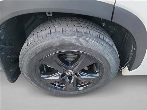 Used 2021 Toyota Highlander L image 11