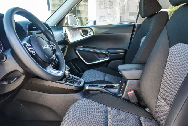 Used 2025 Kia Soul LX w/ LX Technology Package FWD image 18