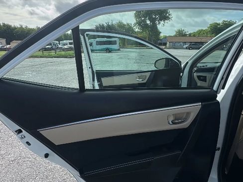 Used 2015 Toyota Corolla LE FWD image 13