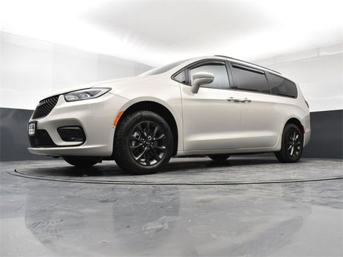 Used 2021 Chrysler Pacifica Touring-L w/ Premium & Safety Sphere Group image 21