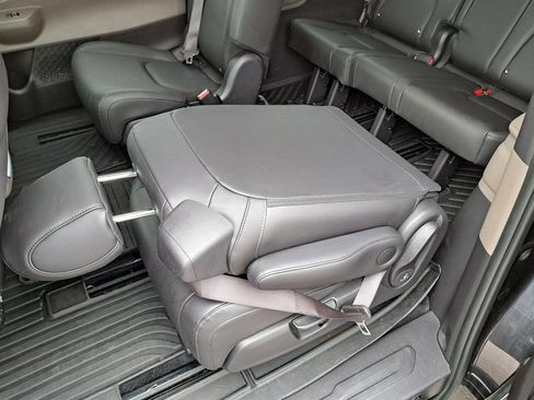 Used 2025 Kia Carnival image 29