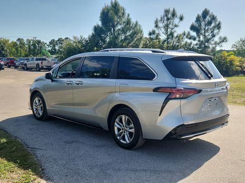 Used 2021 Toyota Sienna Limited FWD image 3