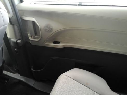 Used 2023 Toyota Sienna LE FWD image 35