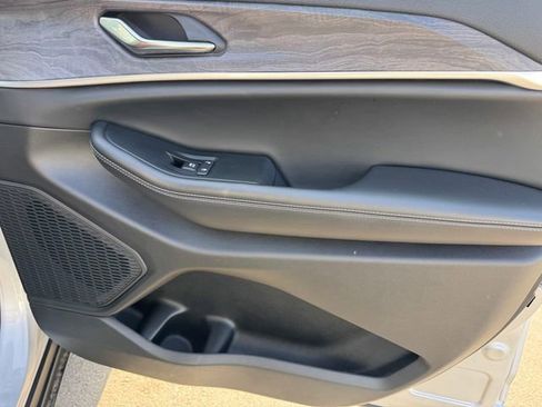 Used 2024 Jeep Grand Cherokee L Limited w/ Luxury Tech Group II image 7