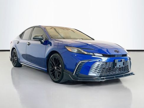 Used 2025 Toyota Camry SE w/ Convenience Package FWD image 3