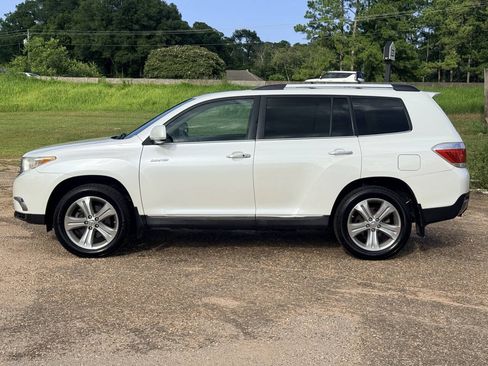 Used 2012 Toyota Highlander Limited w/ Tow Pkg FWD image 2