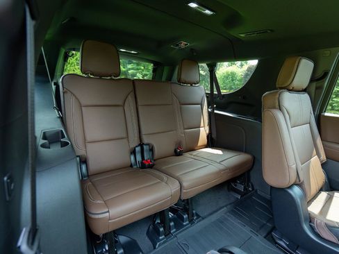Used 2026 Chevrolet Suburban High Country AWD/4WD image 28