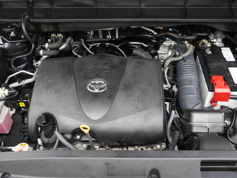 Used 2022 Toyota Highlander Platinum AWD/4WD image 31