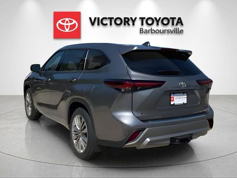 New 2025 Toyota Highlander Platinum image 6