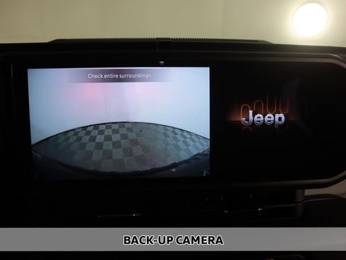 Used 2024 Jeep Wrangler Unlimited image 4