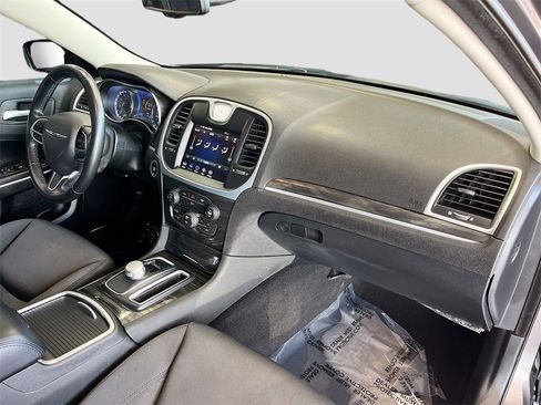 Used 2022 Chrysler 300 Touring w/ Sport Appearance Package image 26