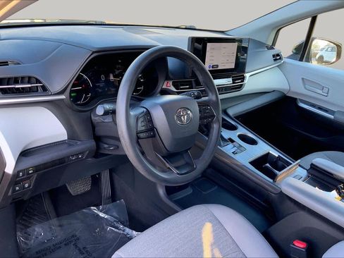 Used 2025 Toyota Sienna LE FWD image 15