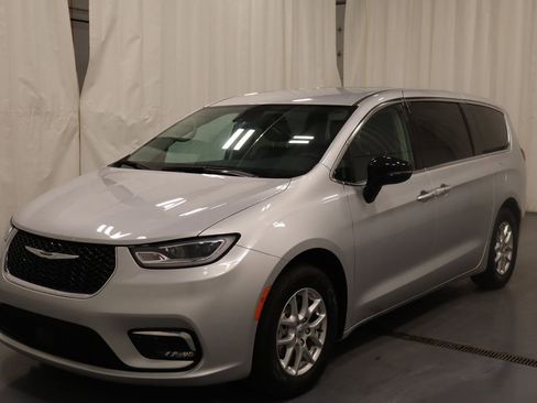 Used 2024 Chrysler Pacifica Touring-L FWD image 7