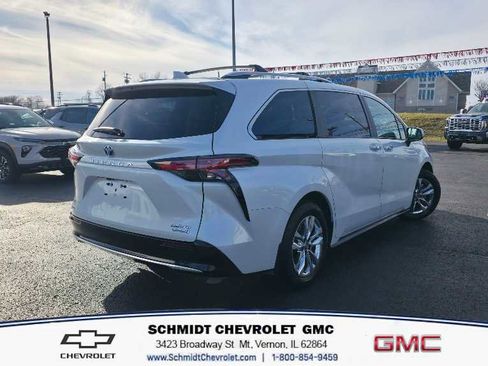 Used 2024 Toyota Sienna Limited image 5