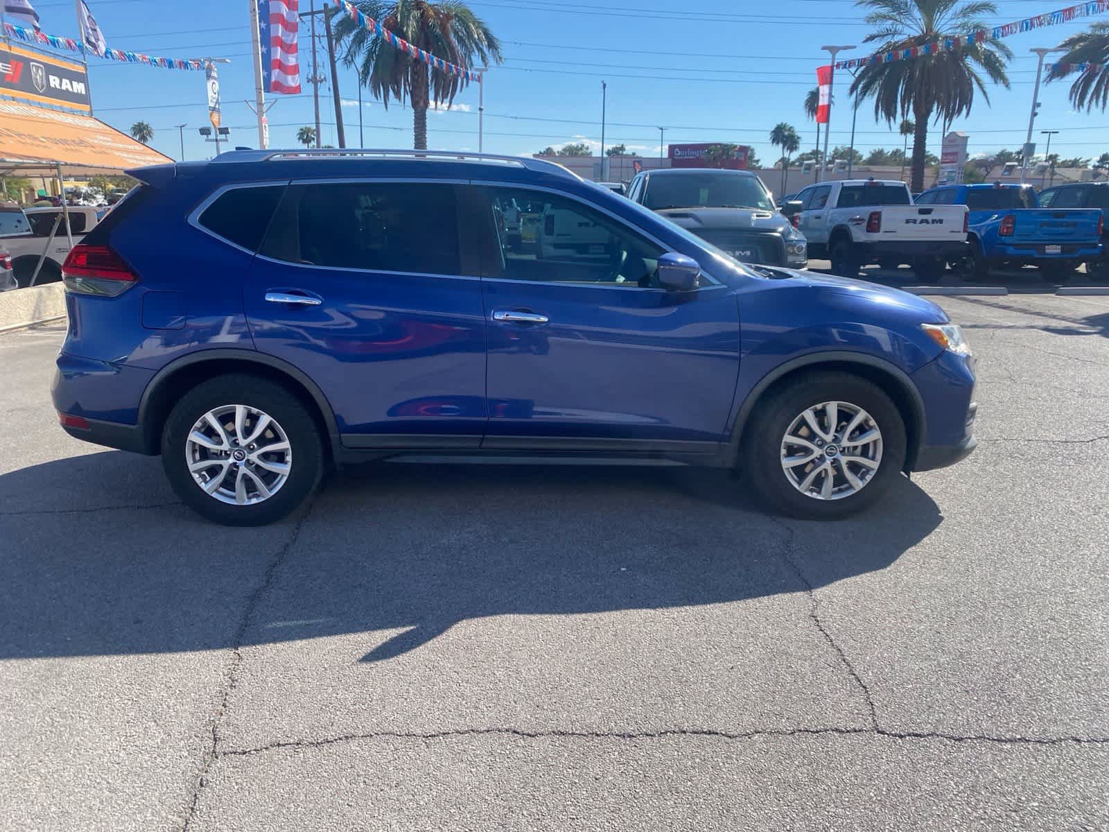 Used 2017 Nissan Rogue SV FWD image 4