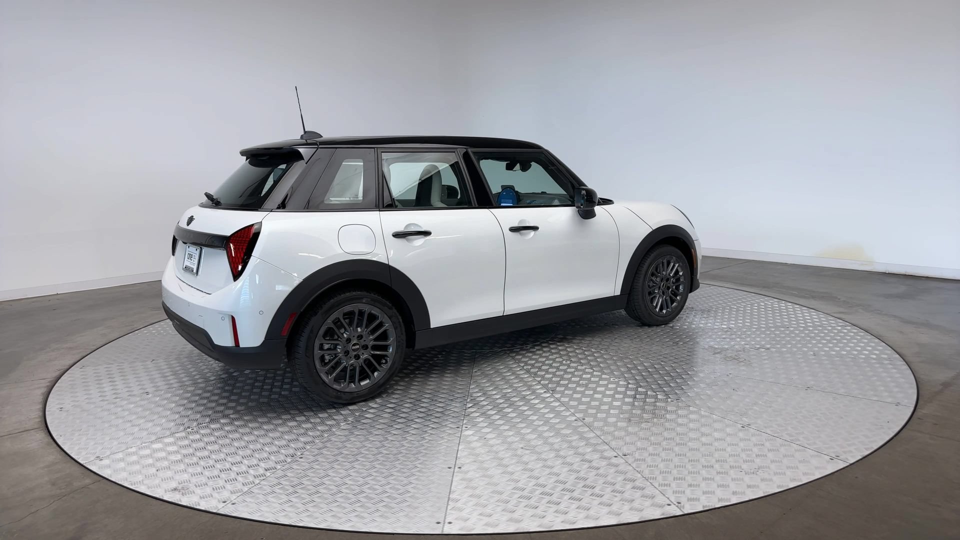 Used 2027 MINI Cooper 4-Door Hardtop FWD image 8